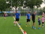 Laatste training S.K.N.W.K. JO9-1 van seizoen 2022-2023 (partijtje tegen de ouders) (150/178)